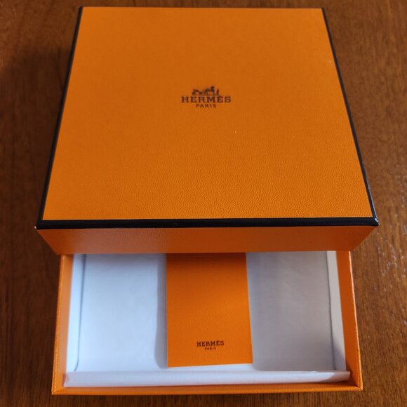 Authentic Hermes Box with Hermes Ribbon - Picture 3 of 5